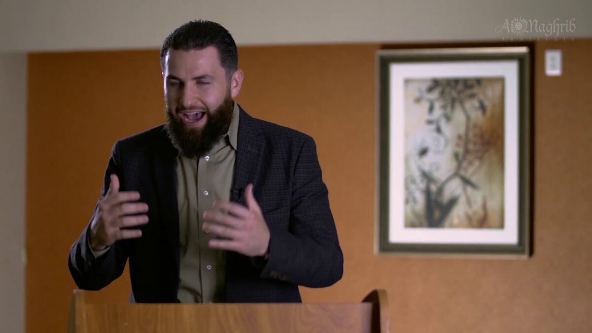 When Should You Hide or Publicize a Good Deed?